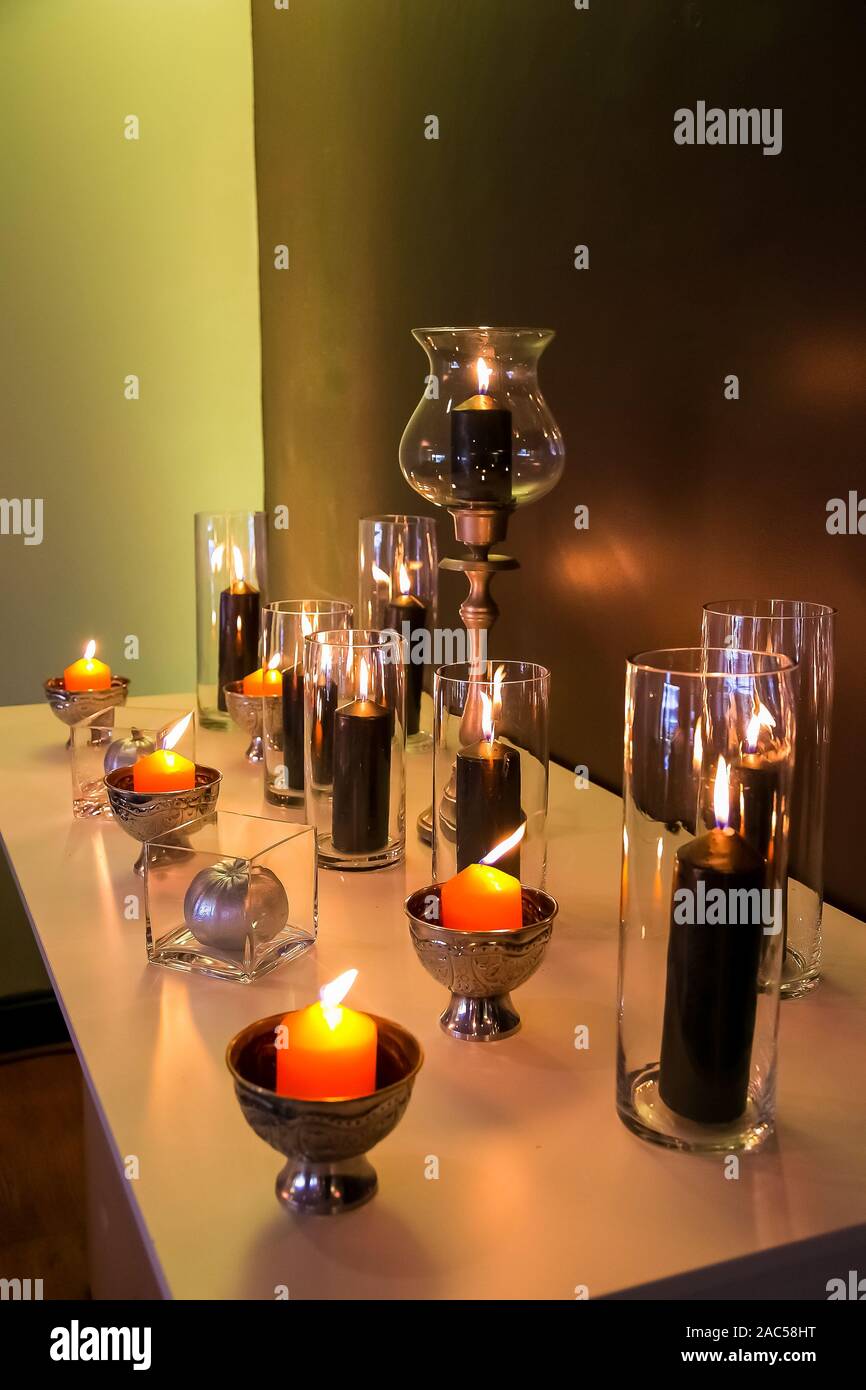 Des bougies sur une table pour la décoration de Noël de l'entreprise à des fins de partie de l'événement Gala Banque D'Images