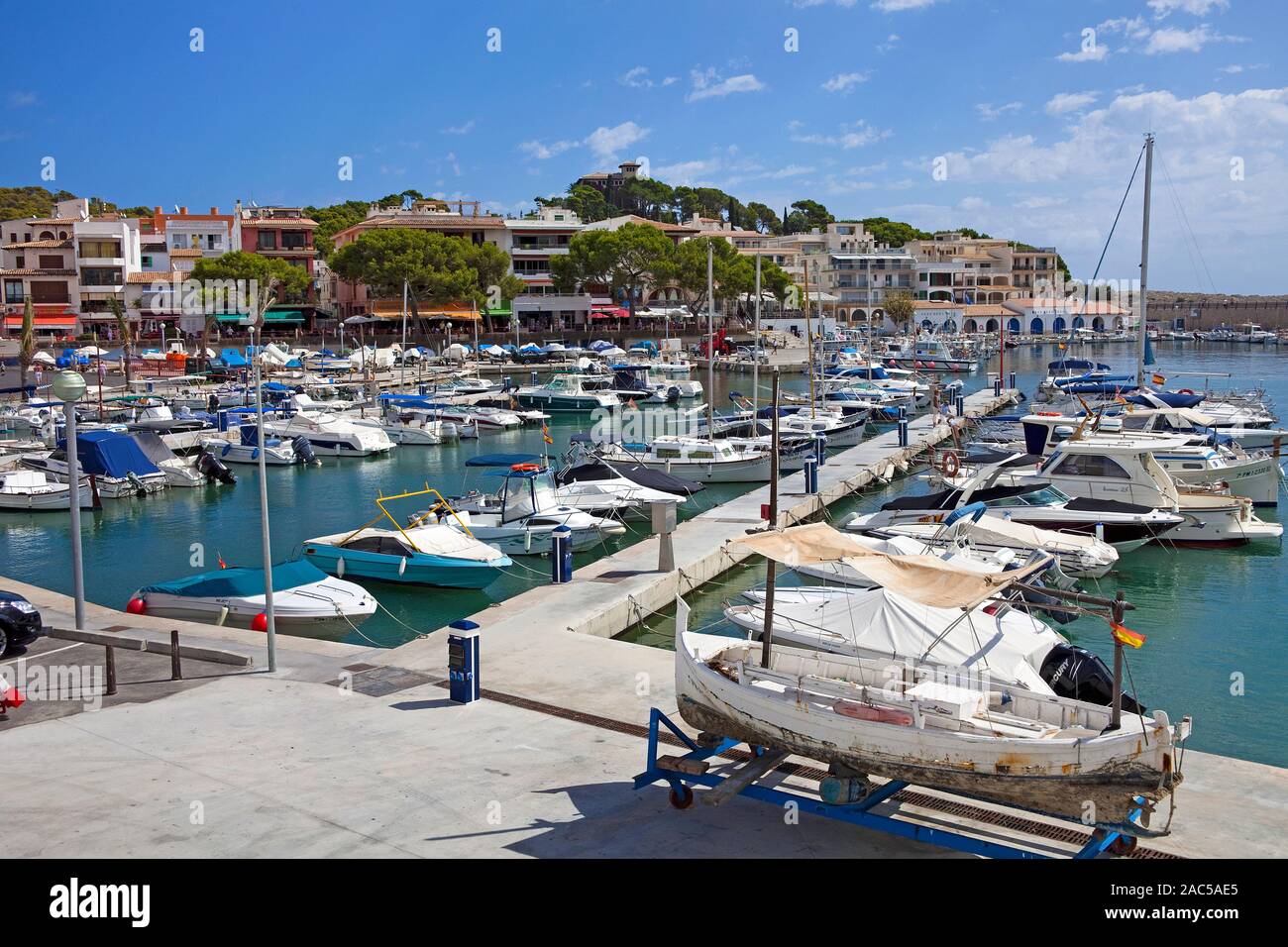 Scène de port, bateaux dans le port de Cala Ratjada, Majorque, Iles Baléares, Espagne Banque D'Images