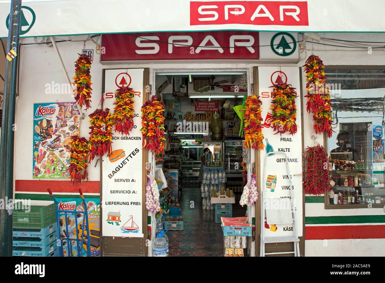 SPAR, super marché décoré de piments, Cala Ratjada, Majorque, Iles Baléares, Espagne Banque D'Images