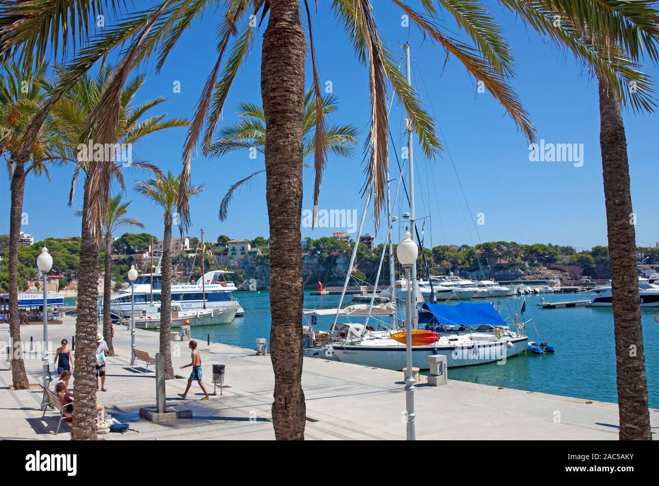 Promenade du port de Cala Ratjada, Majorque, Iles Baléares, Espagne Banque D'Images
