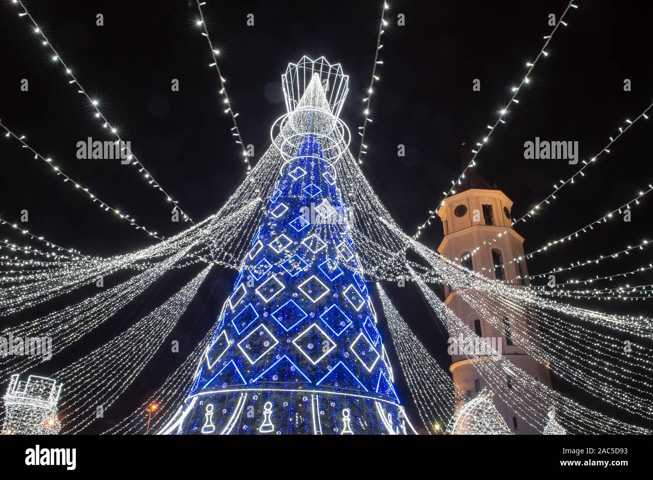 L'ÉCLAIRAGE DE L'ARBRE DE NOËL Place de la cathédrale de Vilnius le 30 novembre 2019, 7 h 15 Vilnius, Lituanie. Banque D'Images