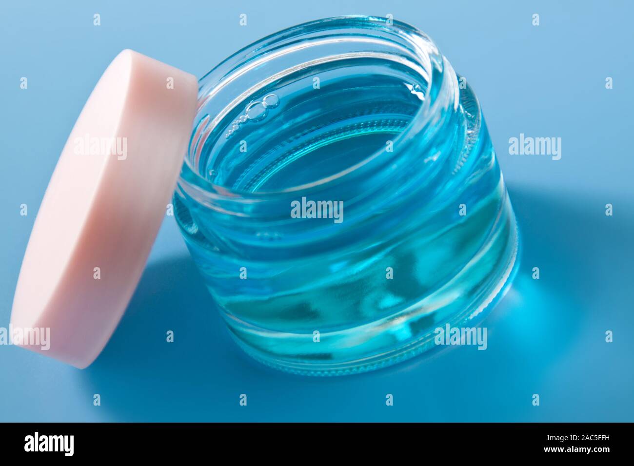 Produit gel cosmétique et le fond bleu Banque D'Images