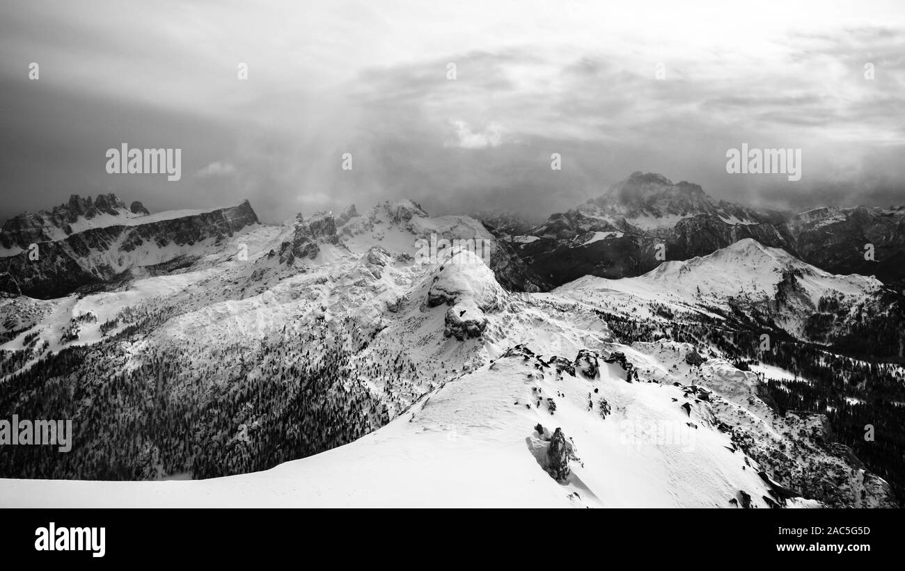 Nuages transportant de la neige dans les Alpes italiennes Banque D'Images