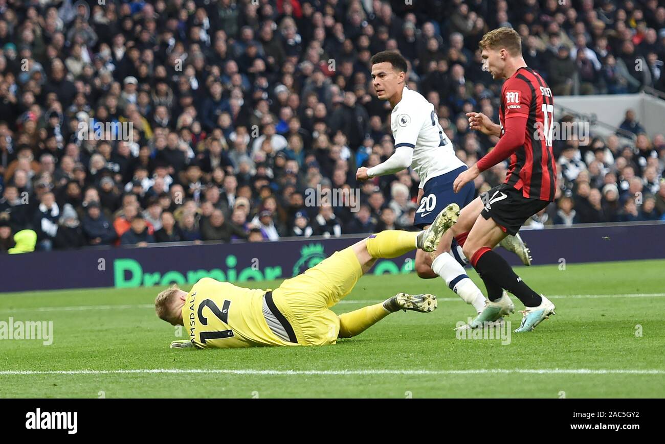 DELE Alli des Spurs marque le premier but devant Aaron Ramsdale de Bournemouth lors du match de premier League entre Tottenham Hotspur et AFC Bournemouth au Tottenham Hotspur Stadium Londres, Royaume-Uni - 30 novembre 2019 photo Simon Dack / images téléphoto - usage éditorial seulement. Pas de merchandising. Pour Football images, les restrictions FA et premier League s'appliquent inc. aucune utilisation d'Internet/mobile sans licence FAPL - pour plus de détails, contactez Football Dataco Banque D'Images