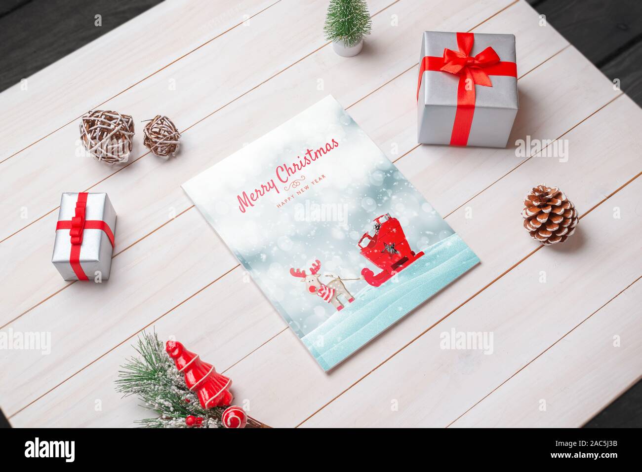 Joyeux Noël et Nouvel An Hapy texte d'accueil sur magazine. Table en bois avec des décorations de Noël. Banque D'Images