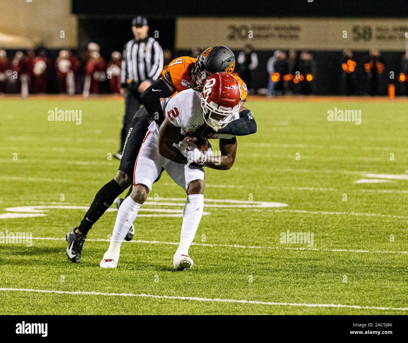 Stillwater, Oklahoma, USA. 30Th Nov, 2019. Oklahoma State Cowboys A.J. évoluait Vert (4) rend un plaquage contre Oklahoma Sooners wide receiver michelf Lamb (2) au cours de la partie le samedi, Novembre 30, 2019 à Boone Pickens Stadium à Stillwater, Oklahoma. Credit : Nicholas Rutledge/ZUMA/Alamy Fil Live News Banque D'Images