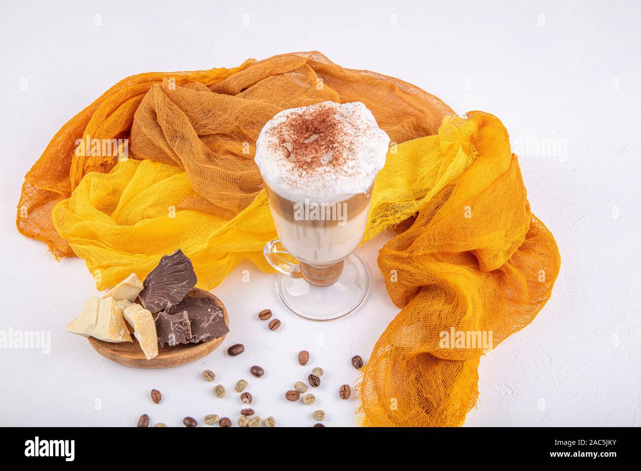 Café café latte macchiato dans un verre sur un fond de bois. Il y a copie espace à côté de la vitre Banque D'Images