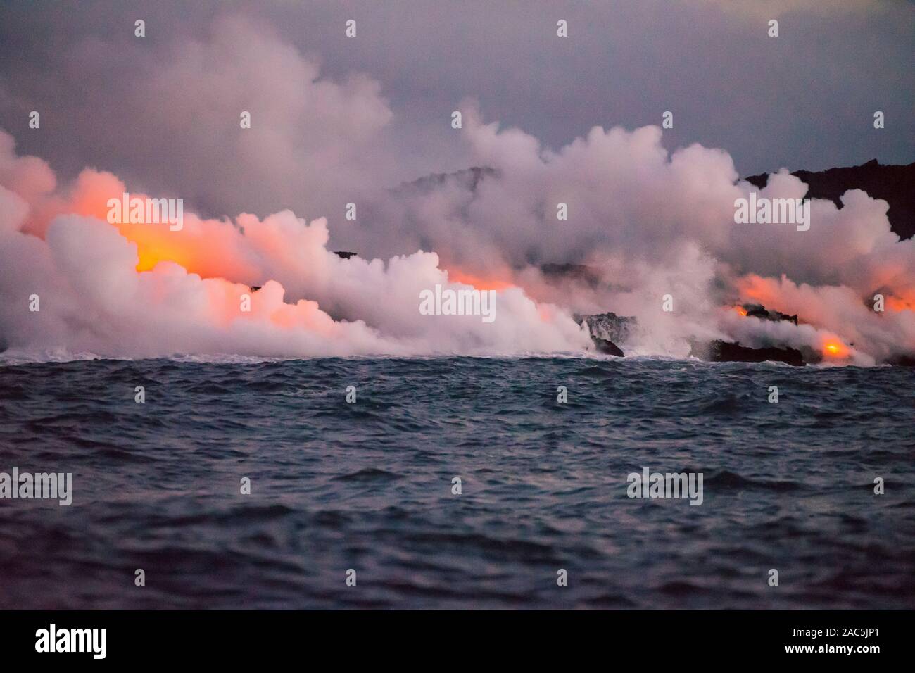 Août 2018 : à partir de la lave du volcan Kilauea 8 Fissure se jette dans l'océan au large de la côte de la Puna de la Grande Île d'Hawai'i. Cette image a été prise un Banque D'Images