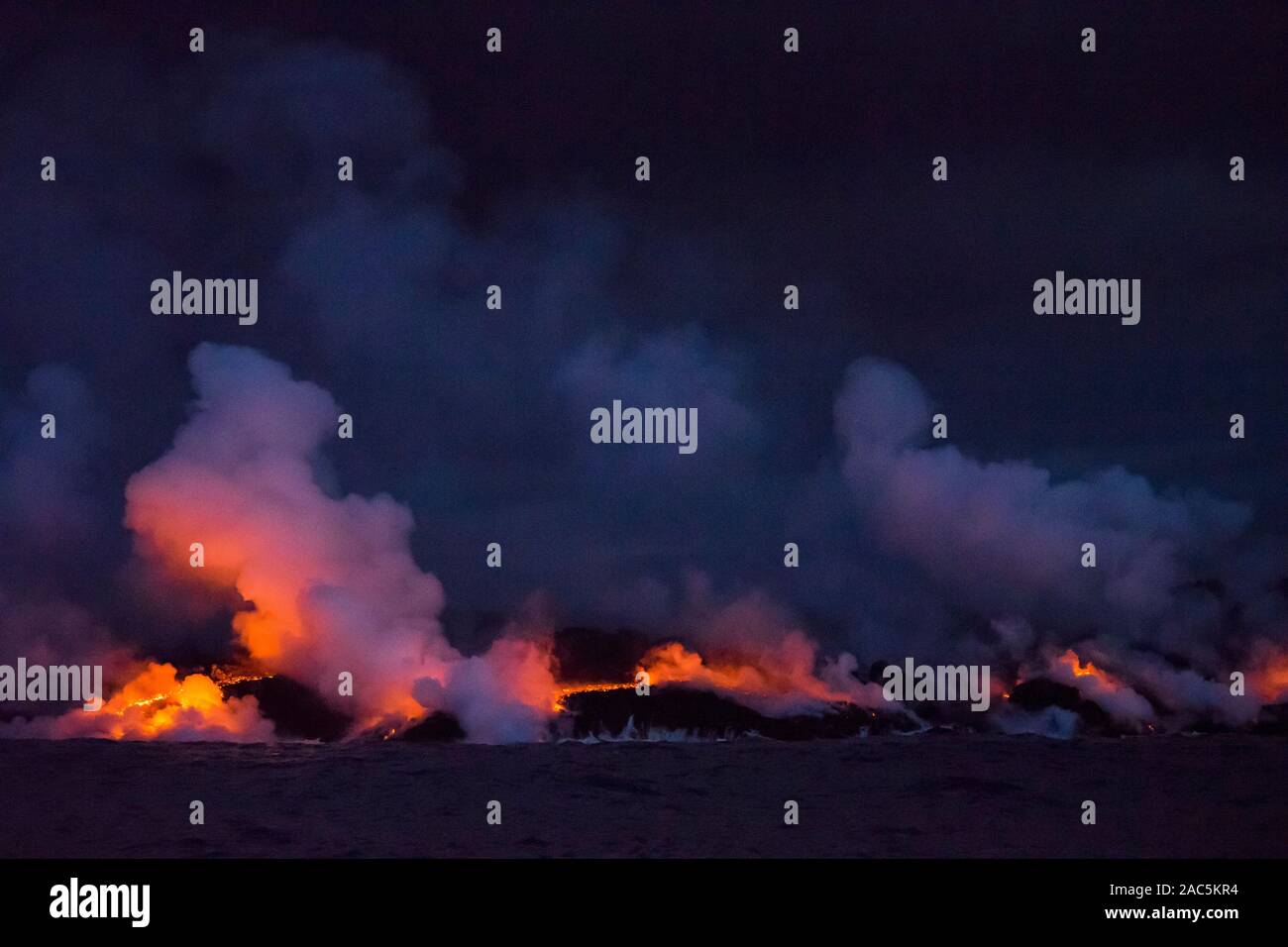 Août 2018 : à partir de la lave du volcan Kilauea 8 Fissure se jette dans l'océan au large de la côte de la Puna de la Grande Île d'Hawai'i. Cette image a été prise un Banque D'Images