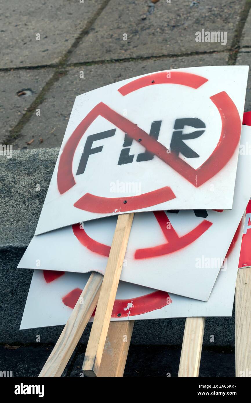 Riga, Lettonie - 30 novembre 2019 : Les plaques de fourrure et des affiches à protester contre les droits des animaux. Défense des animaux pour mars à Riga, en Lettonie, en Europe Banque D'Images