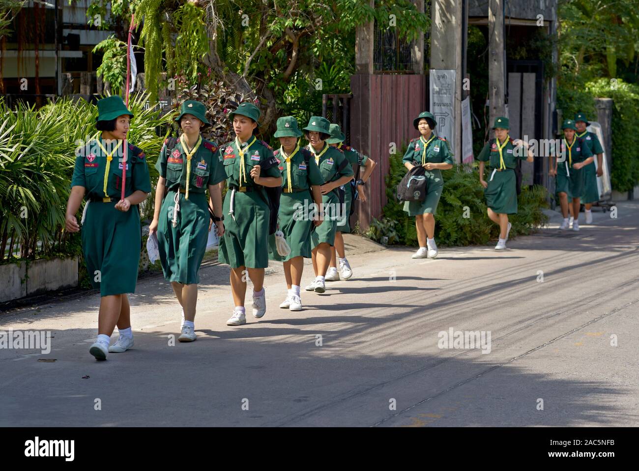 Girl Guides marchant le long de la route en Thaïlande Asie du sud-est Banque D'Images