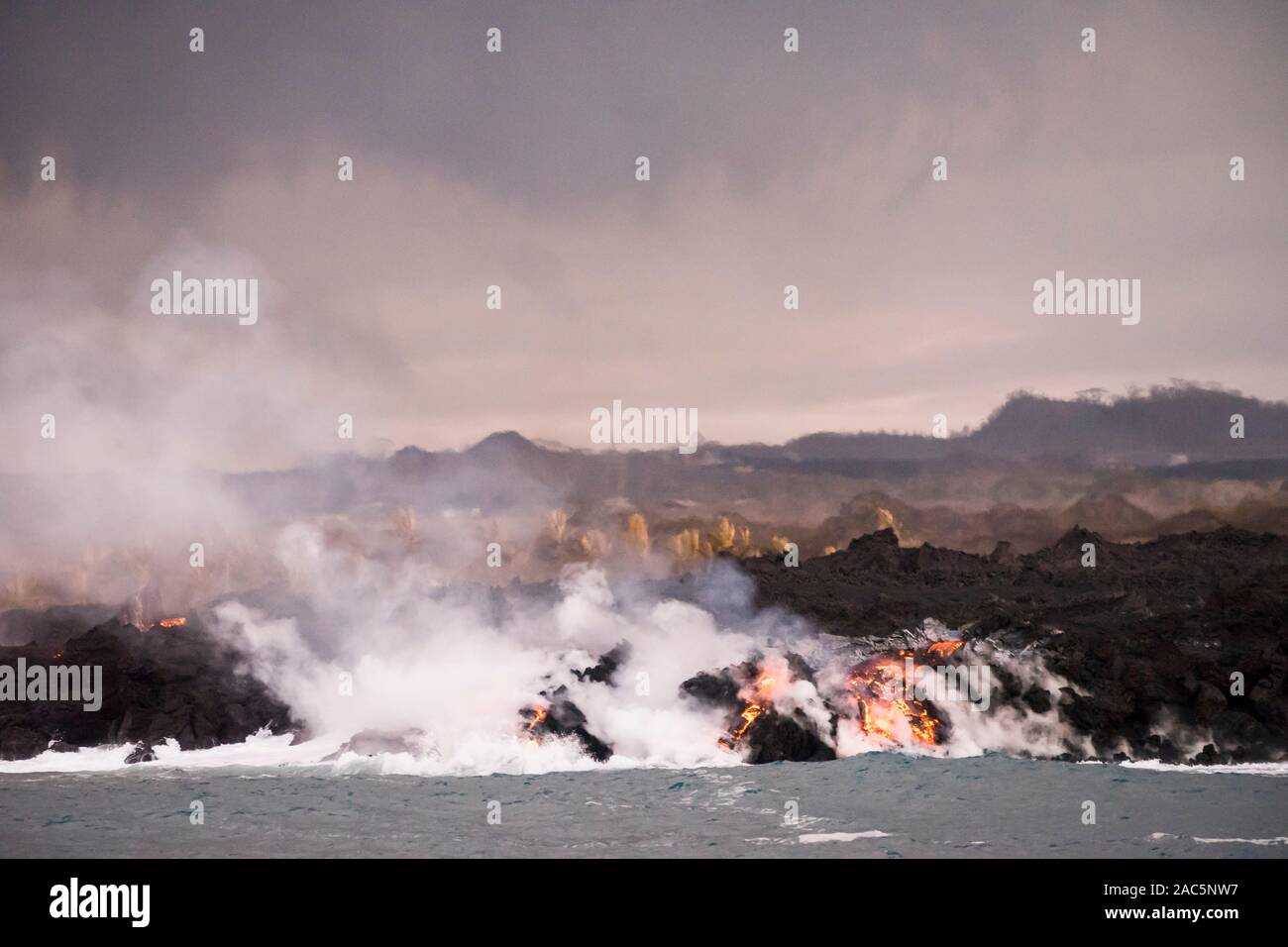 Août 2018 : à partir de la lave du volcan Kilauea 8 Fissure se jette dans l'océan au large de la côte de la Puna de la Grande Île d'Hawai'i. Cette image a été prise un Banque D'Images