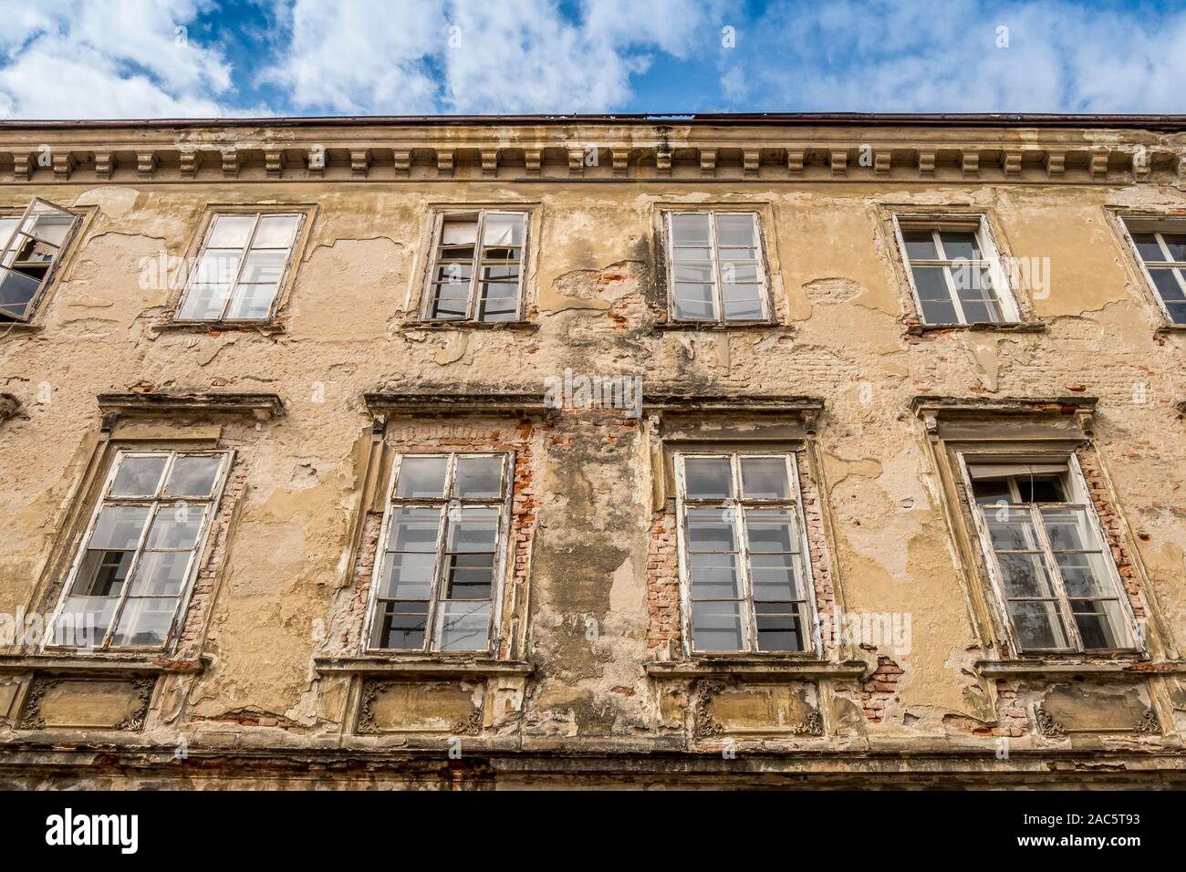 Façade détériorée d'un vieux bâtiment Zageb, Croatie, 14 Septembre, 2019 Banque D'Images