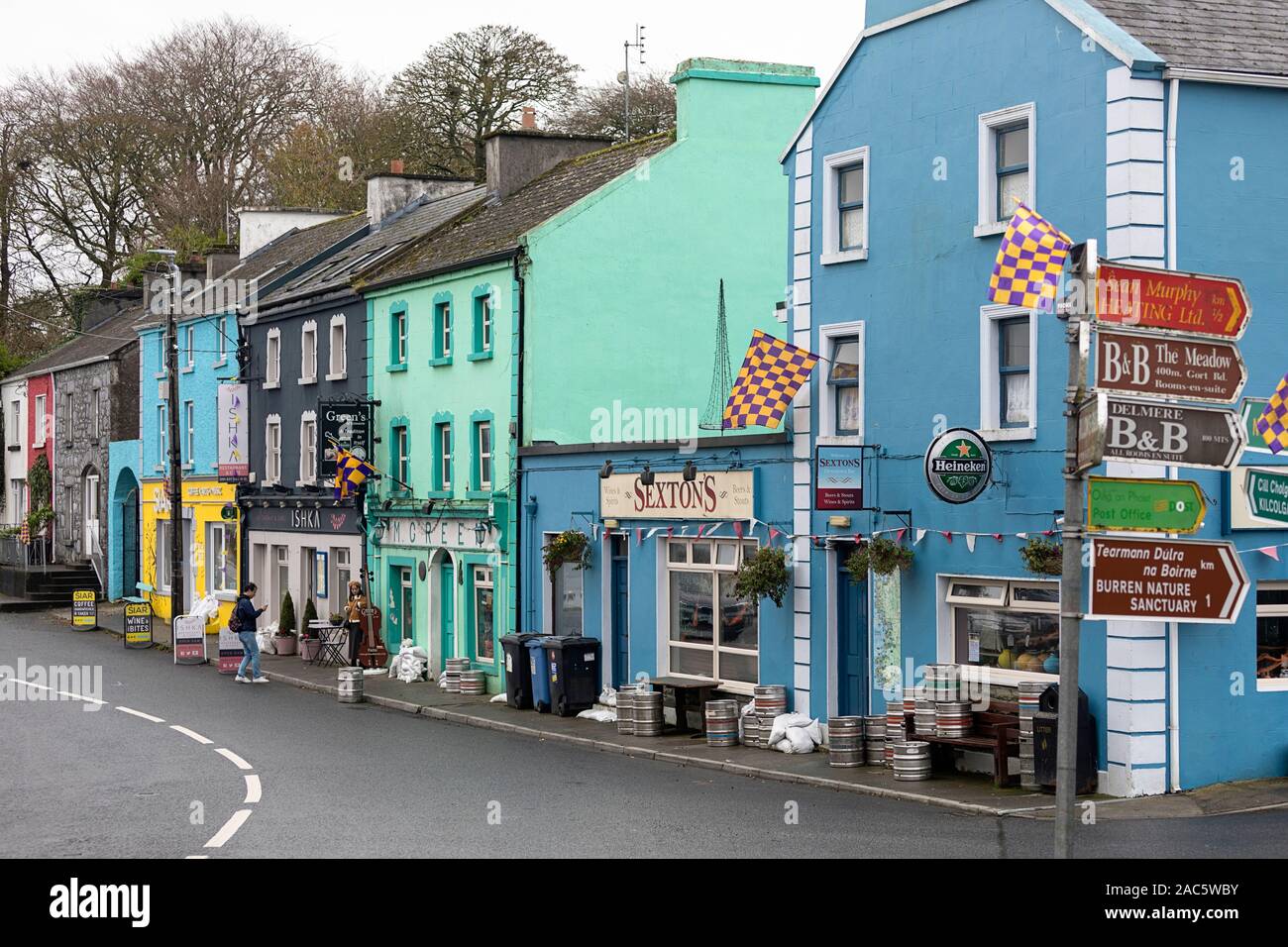 Maisons colorées sur la principale de strett Kinvarra, Sea Port village Comté de Galway, Irlande Banque D'Images