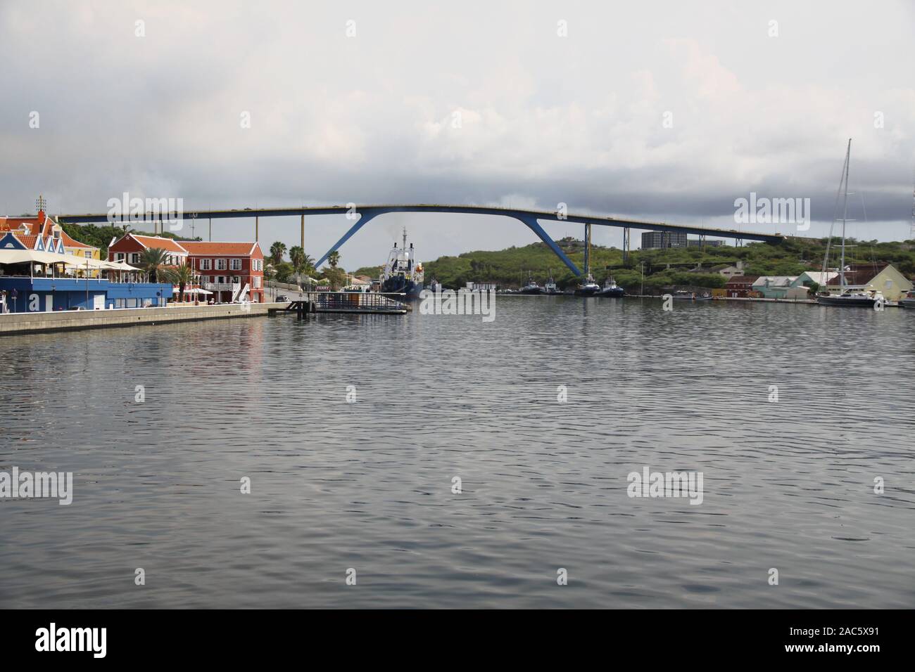 La haute reine Juliana pont sur le saint anna bay à Willemstad, Curaçao, Antilles néerlandaises Banque D'Images