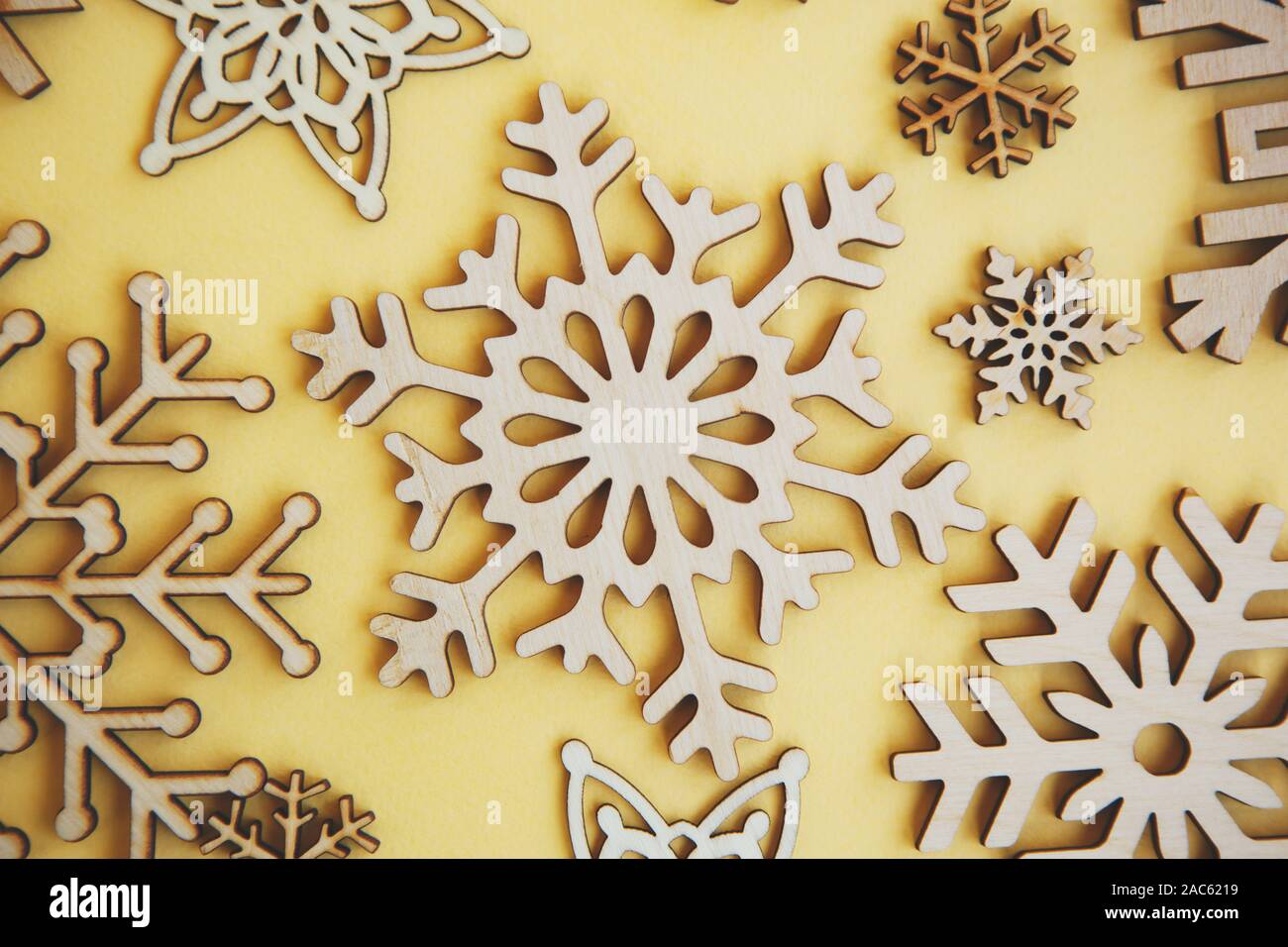 Arrière-plan de mise à plat jaune avec des flocons en bois fait main en plongée des in close up.beaux produits artisanaux fabriqués à partir de bois rustique pour ne Banque D'Images