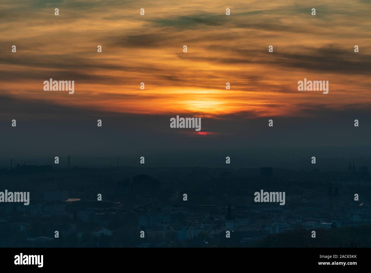 Coucher de soleil avec le ciel et les nuages colorés de Halda Ema dans la ville d'Ostrava en République tchèque au cours de l'automne Banque D'Images