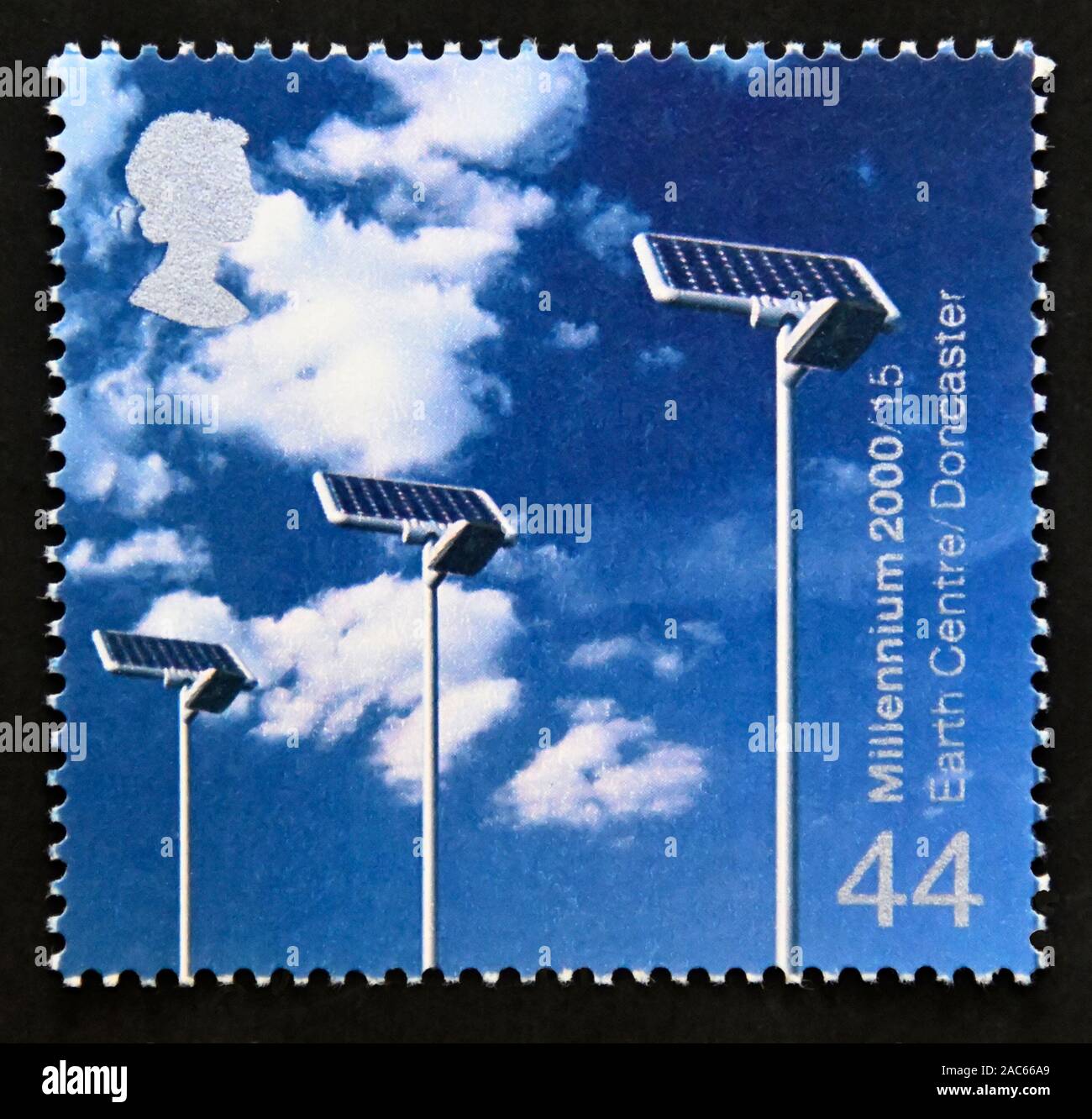 Timbre-poste. La Grande-Bretagne. La reine Elizabeth II. Projets du Millénaire. "La vie et de la Terre'. Capteurs solaires. (Centre de la Terre, Doncaster). 44p. Banque D'Images