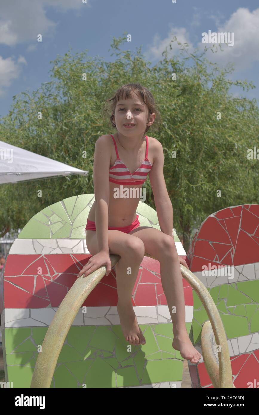 Une Petite Fille Se Repose Dans L Ete Dans Le Parc Aquatique Bebe Nage Dans La Piscine Fille 9 Ans Reposant Par L Eau Sex Connections In D Ete Pour Les Enfants Ete Photo Stock