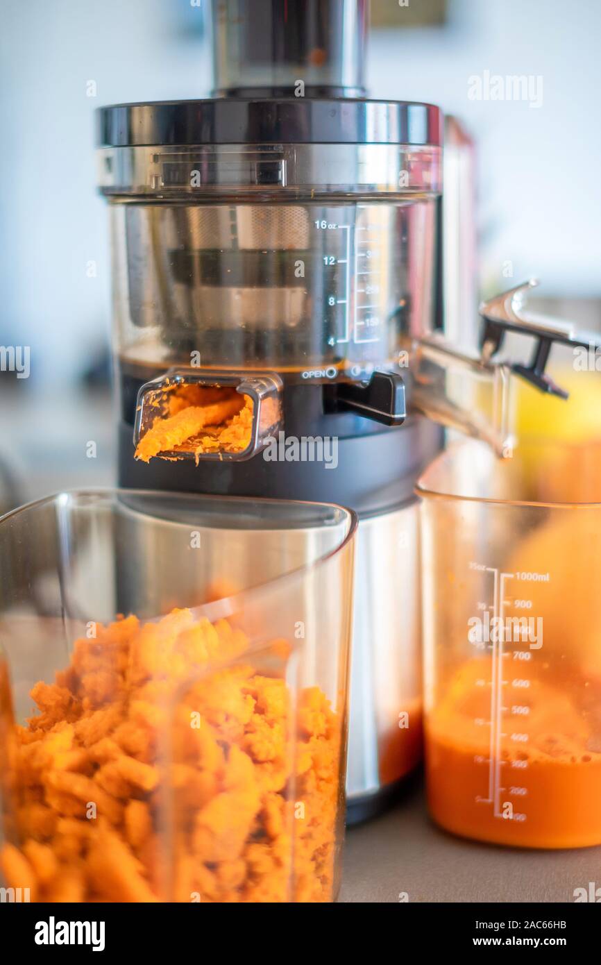 Close up de carotte de la pâte à partir de la préparation du processus de  jus frais en centrifugeuse Photo Stock - Alamy