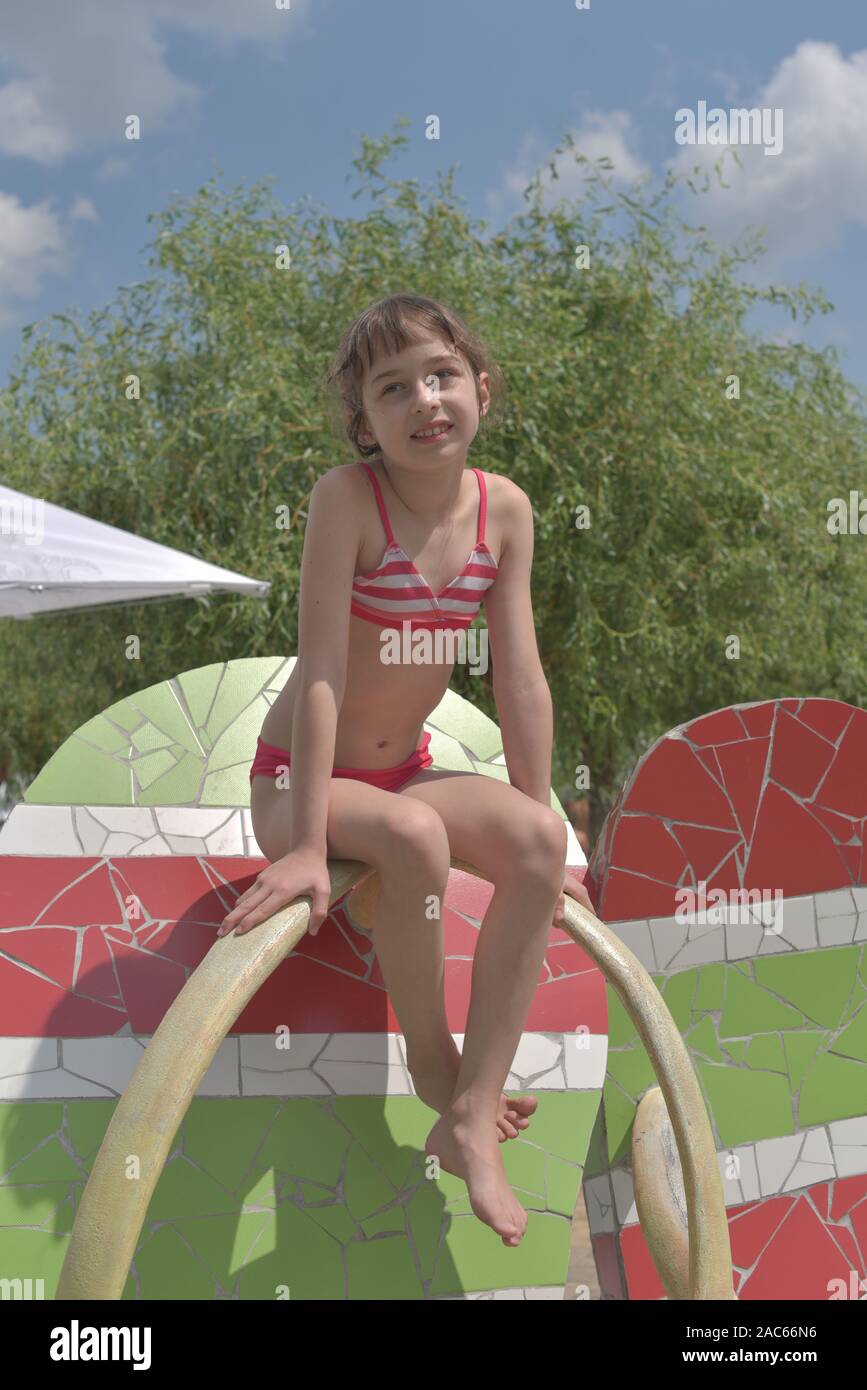 Une Petite Fille Se Repose Dans L Ete Dans Le Parc Aquatique Bebe Nage Dans La Piscine Fille 9 Ans Reposant Par L Eau Sex Connections In D Ete Pour Les Enfants Ete Photo Stock