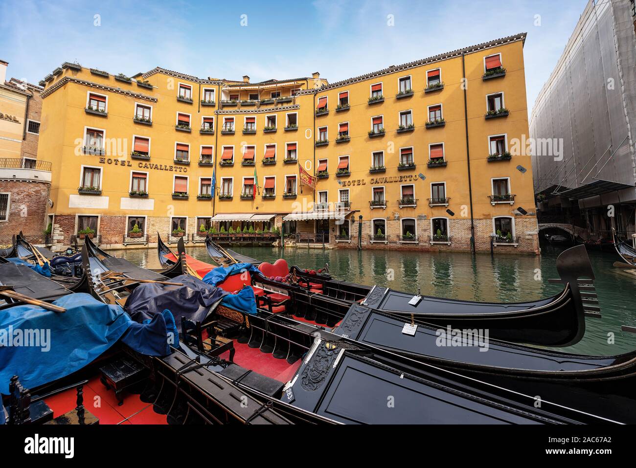 Gondoles amarrés devant l'hôtel Cavalletto populaires, bassin Orseolo, au centre-ville de Venise, site du patrimoine mondial de l'UNESCO, l'Italie, l'Europe Banque D'Images