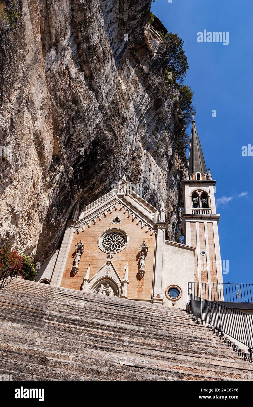 Madonna della Corona, sanctuaire de Notre Dame de la couronne. Construit sur le flanc (le mont Baldo) surplombant la vallée de l'Adige, village Spiazzi Banque D'Images