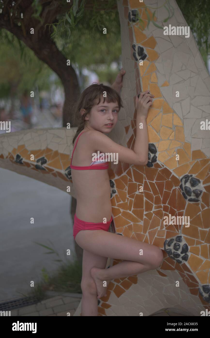 Une Petite Fille Se Repose Dans L Ete Dans Le Parc Aquatique Bebe Nage Dans La Piscine Fille 9 Ans Reposant Par L Eau Sex Connections In D Ete Pour Les Enfants Ete Photo Stock