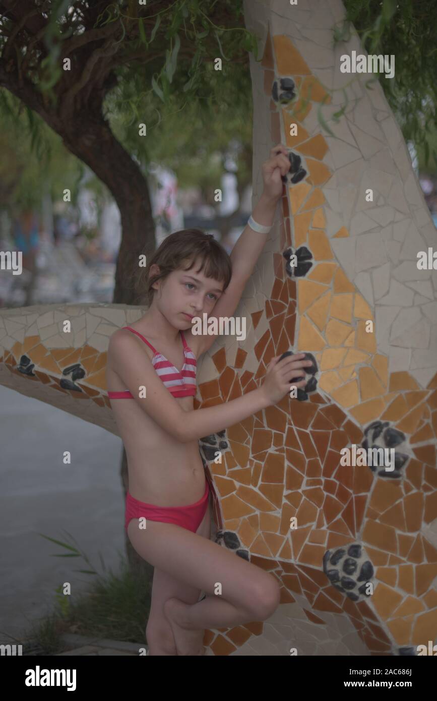 Une Petite Fille Se Repose Dans L Ete Dans Le Parc Aquatique Bebe Nage Dans La Piscine Fille 9 Ans Reposant Par L Eau Sex Connections In D Ete Pour Les Enfants Ete Photo Stock