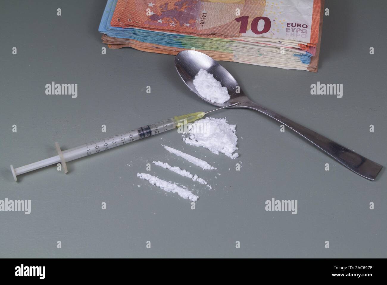 Lignes de cocaïne prêt à renifler sur une table, les billets en euros et d'une seringue Banque D'Images