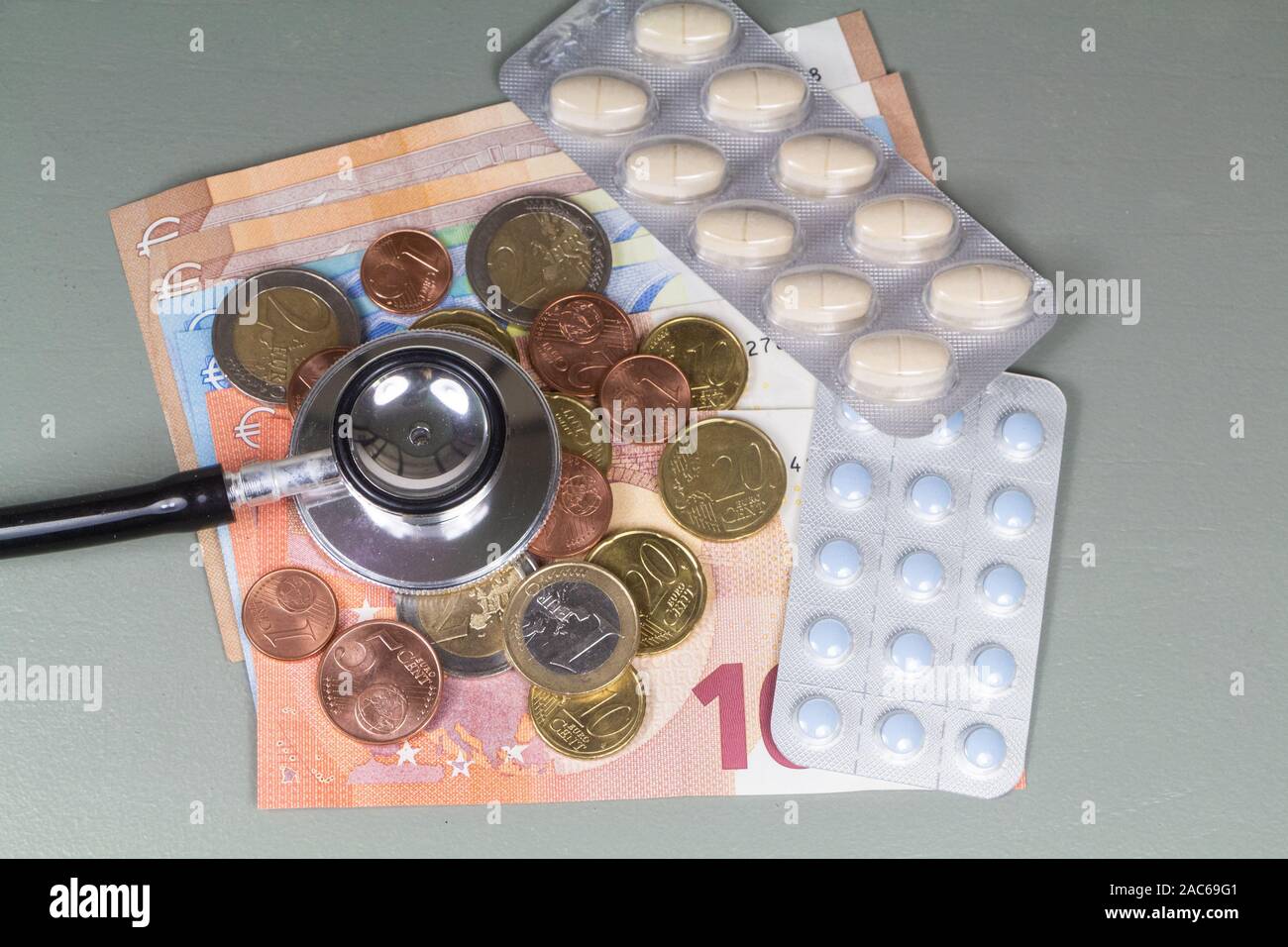 Stéthoscope noir, paquet de pilules, pièces et billets en euros comme concept pour le coût de la santé Banque D'Images