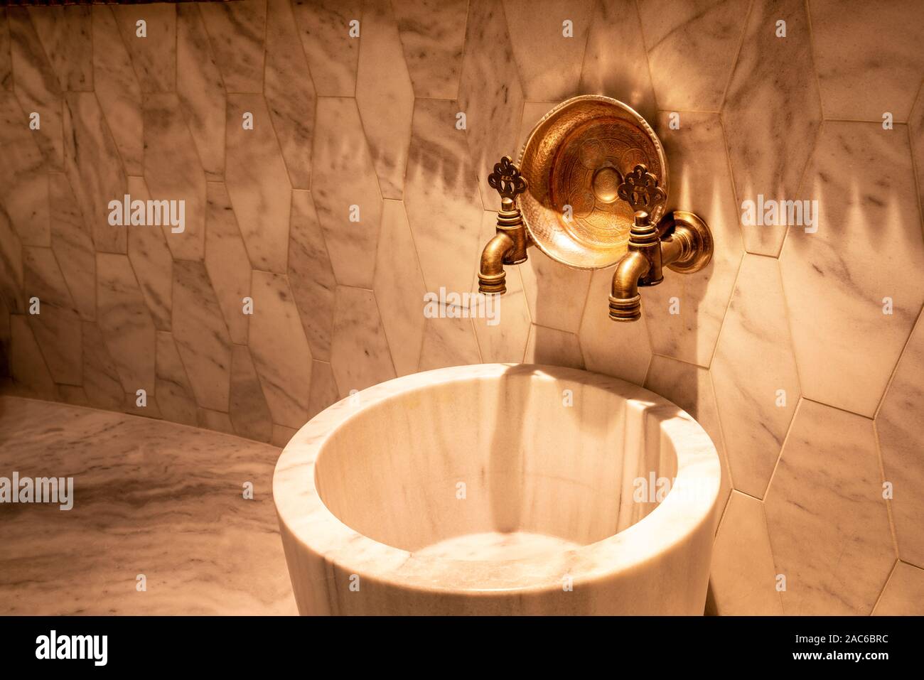 Son architecture unique une baignoire robinet qui répond pleinement aux normes d'hygiène Banque D'Images