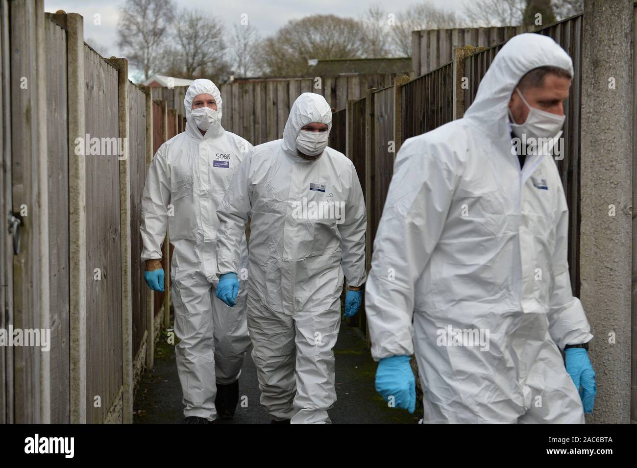 Les officiers judiciaires légende modifiant de nouveau appelé à assister à une propriété dans Lanehead Road, Stoke-on-Trent, qui est liée à des activités terroristes de London Bridge, attaquant Usman Khan. Banque D'Images