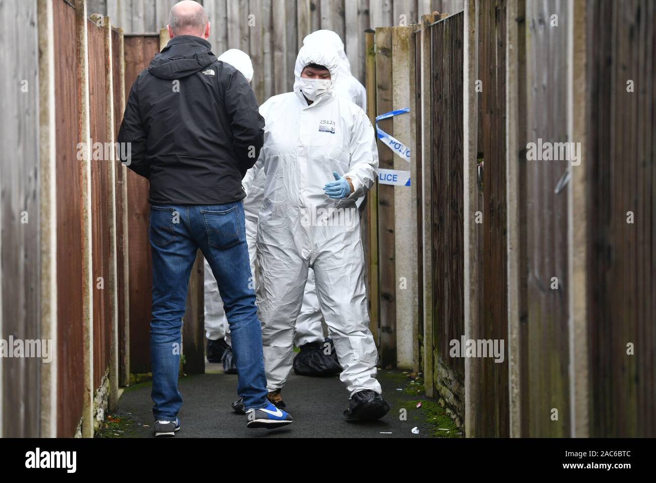 Les officiers judiciaires légende modifiant de nouveau appelé à assister à une propriété dans Lanehead Road, Stoke-on-Trent, qui est liée à des activités terroristes de London Bridge, attaquant Usman Khan. Banque D'Images