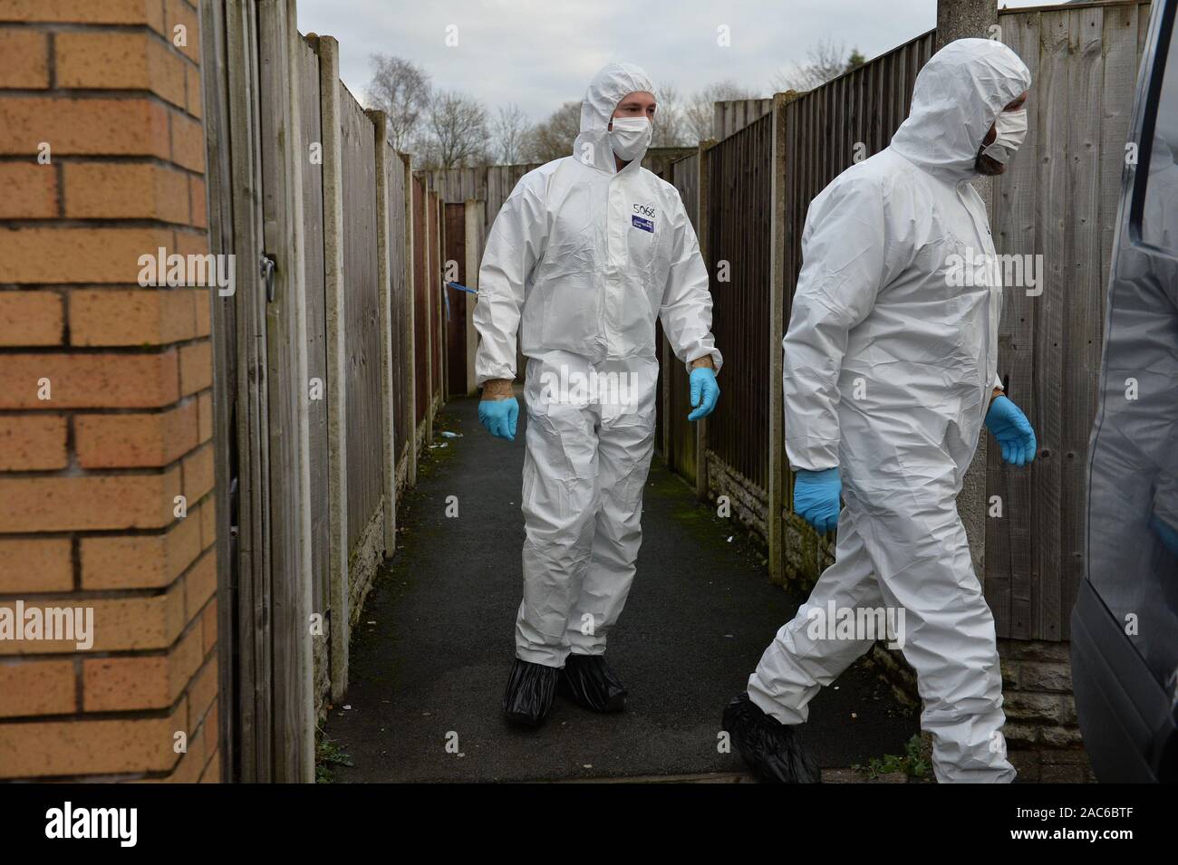 Les officiers judiciaires légende modifiant de nouveau appelé à assister à une propriété dans Lanehead Road, Stoke-on-Trent, qui est liée à des activités terroristes de London Bridge, attaquant Usman Khan. Banque D'Images