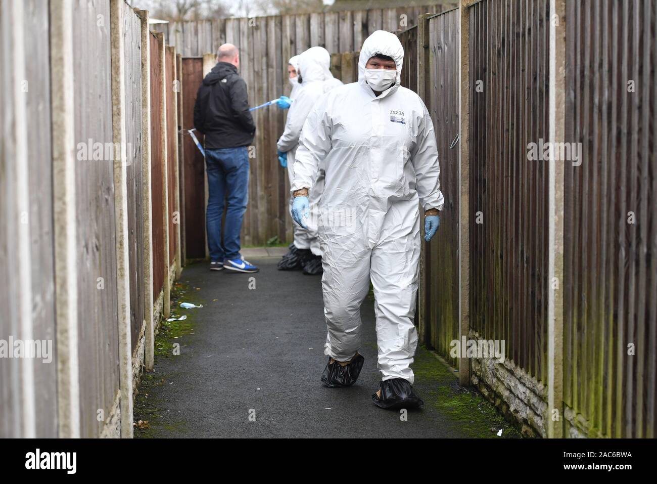 Les officiers judiciaires légende modifiant de nouveau appelé à assister à une propriété dans Lanehead Road, Stoke-on-Trent, qui est liée à des activités terroristes de London Bridge, attaquant Usman Khan. Banque D'Images