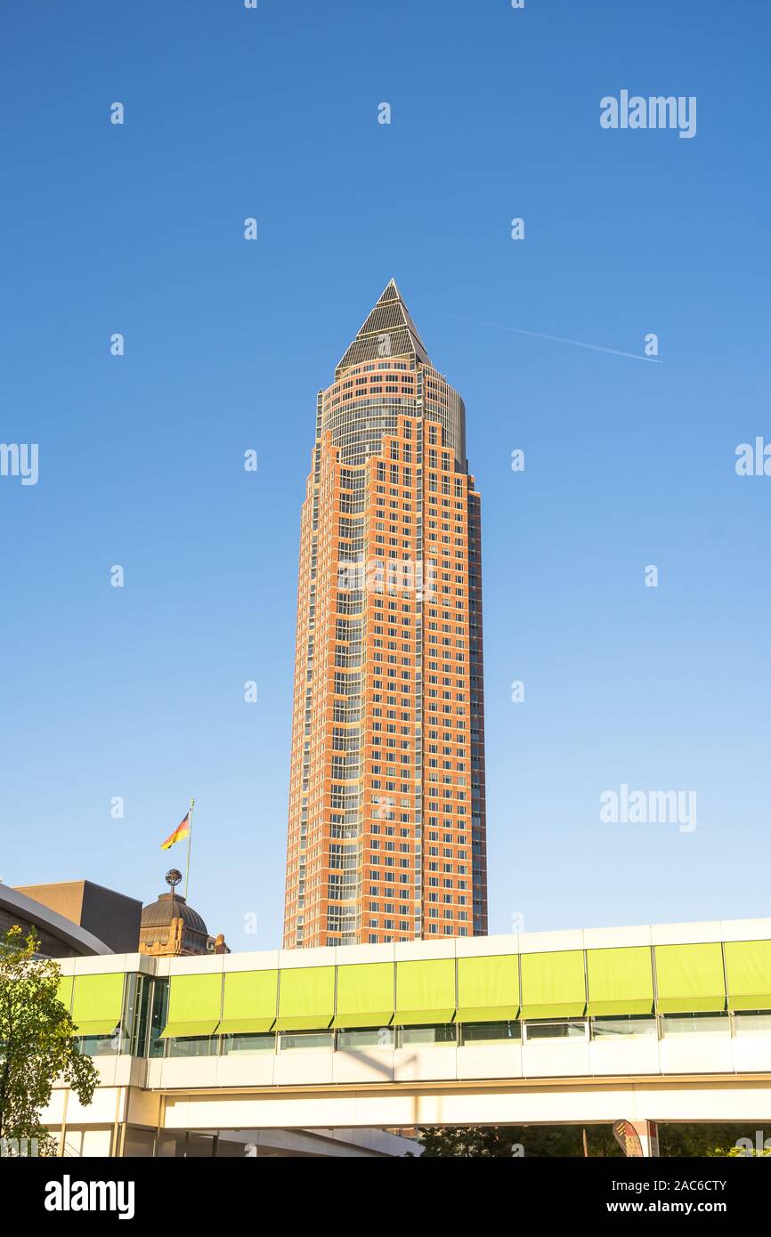 Franakfurt, Allemagne-20 Sept 2019 : Messeturm, ou d'une foire commerciale, est une tour de 63 étages, 257 m de gratte-ciel dans la Westend-Süd de Francfort, Allemagne. Banque D'Images