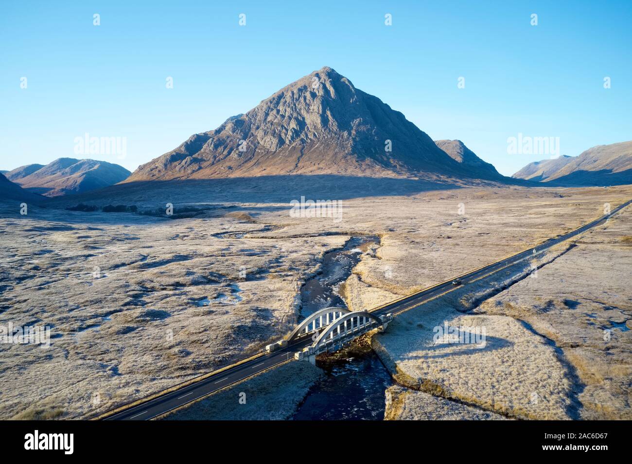 Buachaille Etive Mor en hiver gel vide stérile moor road bridge et du paysage pour le tourisme populaire écossais Scotland UK Banque D'Images