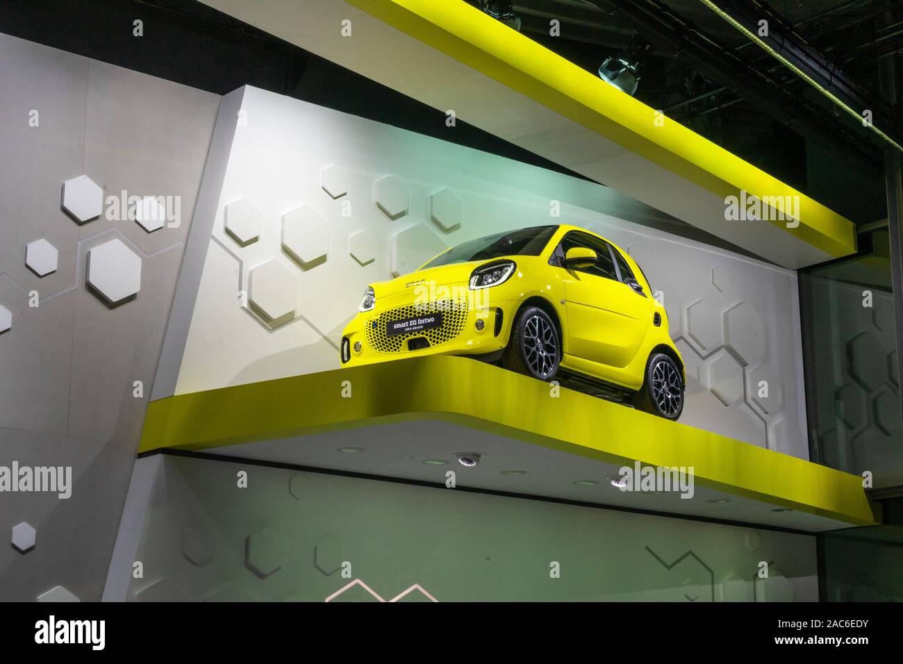 Francfort, Allemagne - 20 SEPT 2019 : smart fortwo jaune EQ petite voiture électrique de MERCEDES-BENZ, IAA International Motor Show Salon International de l'auto. Banque D'Images