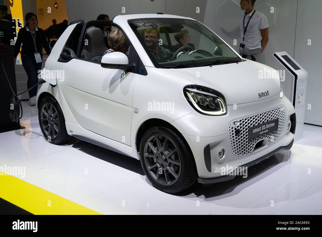 Francfort, Allemagne - 20 SEPT 2019 : smart fortwo jaune EQ petite voiture électrique de MERCEDES-BENZ, IAA International Motor Show Salon International de l'auto. Banque D'Images