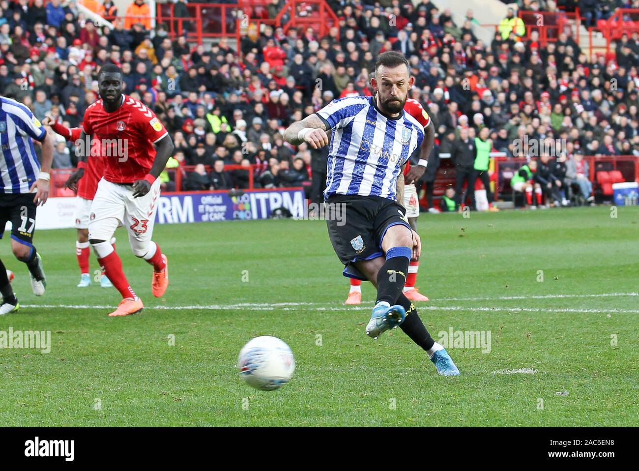 Londres, Royaume-Uni. 30Th Nov, 2019. Steven Fletcher de Sheffield Mercredi notes de la pénalité pour le rendre 1-2 au cours de l'EFL Sky Bet Championship match entre Charlton Athletic et Sheffield Wednesday à La Vallée, Londres, Angleterre le 30 novembre 2019. Photo de Ken d'Étincelles. Usage éditorial uniquement, licence requise pour un usage commercial. Aucune utilisation de pari, de jeux ou d'un seul club/ligue/dvd publications. Credit : UK Sports Photos Ltd/Alamy Live News Banque D'Images