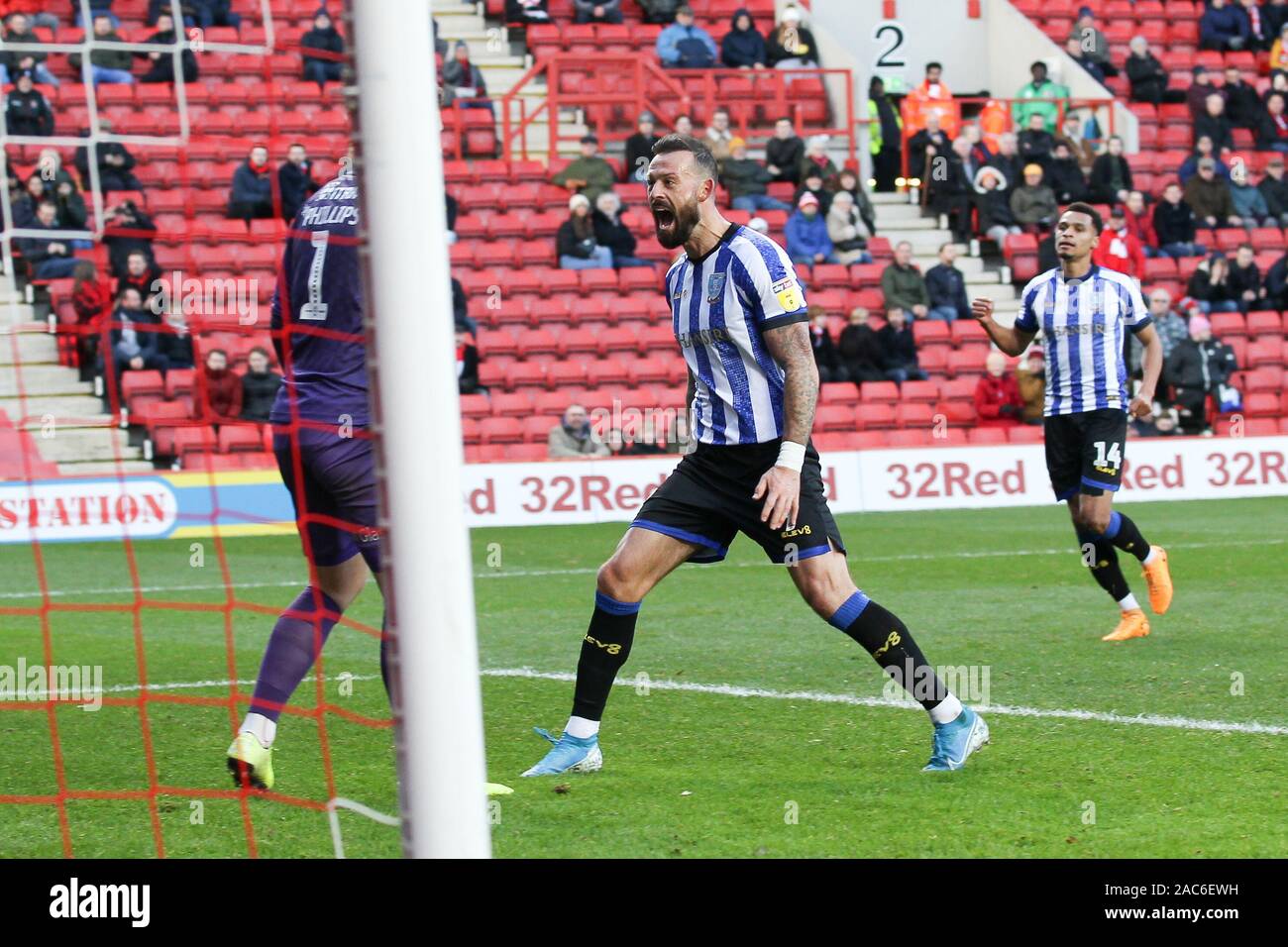 Londres, Royaume-Uni. 30Th Nov, 2019. Steven Fletcher de Sheffield Mercredi notes de la pénalité pour le rendre 1-2 au cours de l'EFL Sky Bet Championship match entre Charlton Athletic et Sheffield Wednesday à La Vallée, Londres, Angleterre le 30 novembre 2019. Photo de Ken d'Étincelles. Usage éditorial uniquement, licence requise pour un usage commercial. Aucune utilisation de pari, de jeux ou d'un seul club/ligue/dvd publications. Credit : UK Sports Photos Ltd/Alamy Live News Banque D'Images