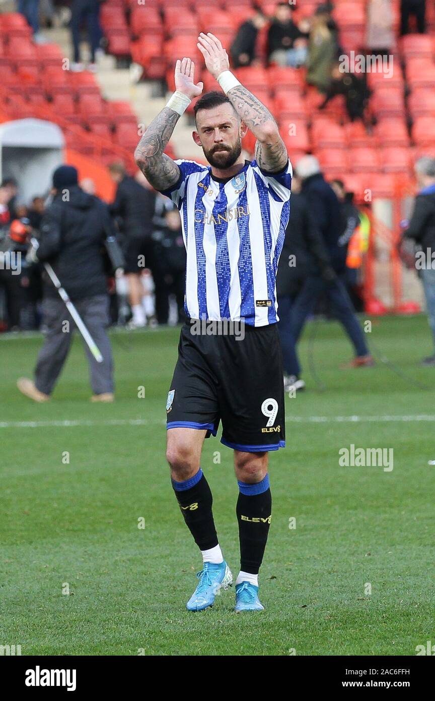 Londres, Royaume-Uni. 30Th Nov, 2019. Steven Fletcher de Sheffield Mercredi célèbre avec les supporters en déplacement au coup de sifflet final au cours de l'EFL Sky Bet match de championnat entre Charlton Athletic et Sheffield Wednesday à La Vallée, Londres, Angleterre le 30 novembre 2019. Photo de Ken d'Étincelles. Usage éditorial uniquement, licence requise pour un usage commercial. Aucune utilisation de pari, de jeux ou d'un seul club/ligue/dvd publications. Credit : UK Sports Photos Ltd/Alamy Live News Banque D'Images