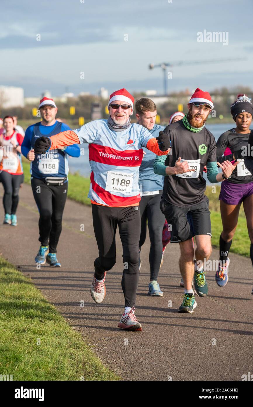 Holme Pierrepont, Nottingham, Royaume-Uni. 1st. Décembre, 2019. Les coureurs participant au semi-marathon de Noël de Nottingham au National Water Sports Centre, jouissent de conditions lumineuses et ensoleillées en ce premier jour de l'hiver, après plusieurs jours de temps pluvieux et humide. Credit : Alan Keith Beastall/Alamy Live News. Banque D'Images