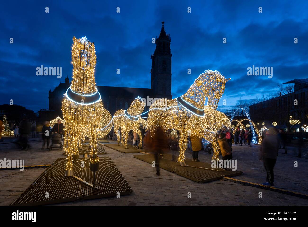 Deutschland, Magdeburg - 30 novembre 2019 : Sur la place de la cathédrale il y a des sculptures de lumière de Noël, qui appartiennent à l'illumination de Noël de Magdebourg Banque D'Images