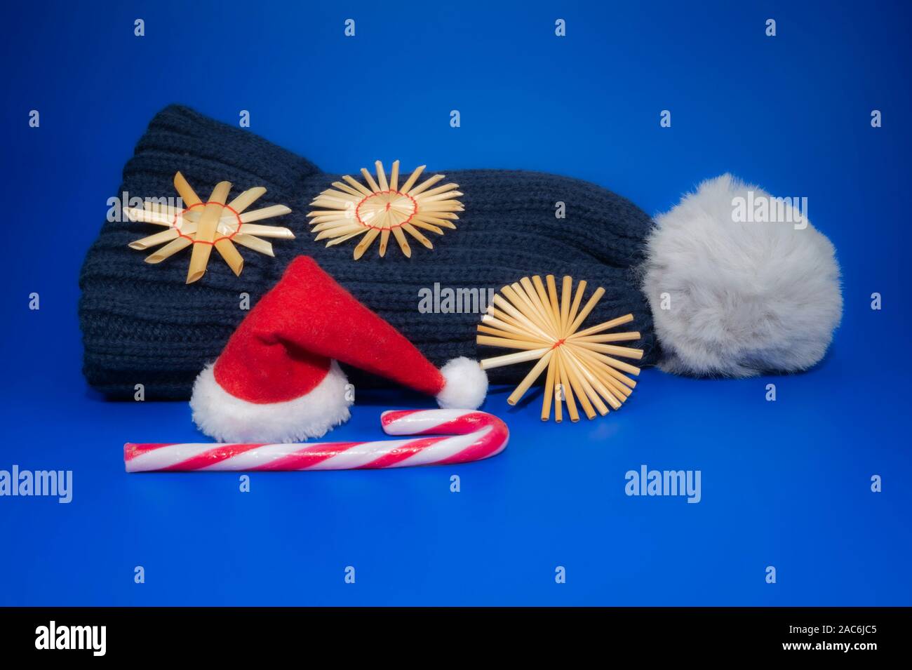 Cool hiver bleu fond de Noël avec bonnet de laine tricoté à la main, flocons de paille de canne, et un rouge Santa hat avec copie sp Banque D'Images