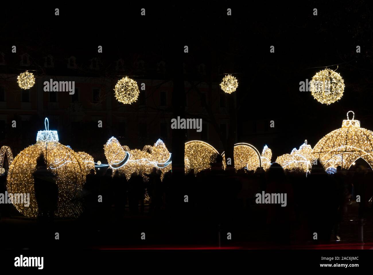 Deutschland, Magdeburg - 30 novembre 2019 : Sur la place de la cathédrale il y a des sculptures de lumière de Noël, qui appartiennent à l'illumination de Noël de Magdebourg Banque D'Images