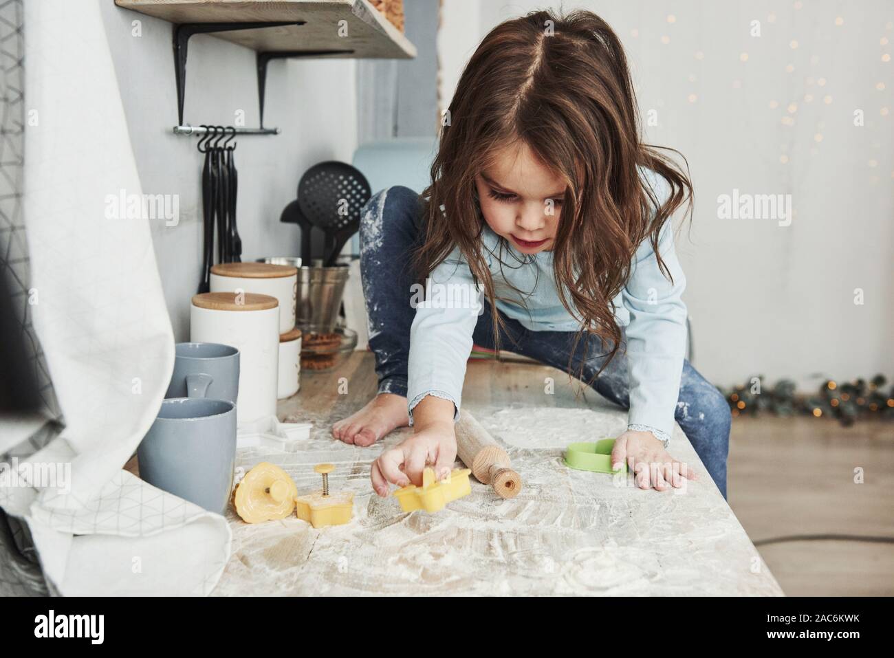 Petite Fille Cuisine Banque d'image et photos - Alamy