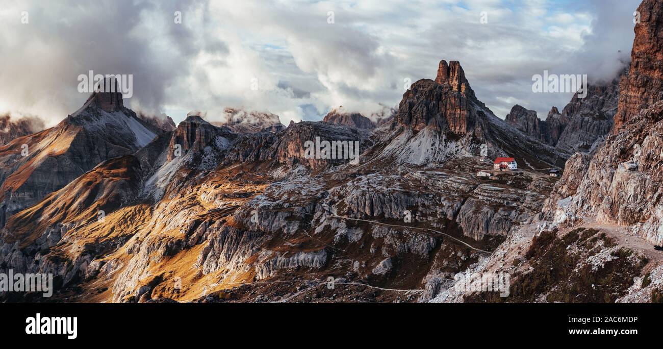 Living on the edge, littéralement. Bâtiments touristiques attendent le peuple qui veut passe par ces majestueuses dolomites. Photo panoramique Banque D'Images