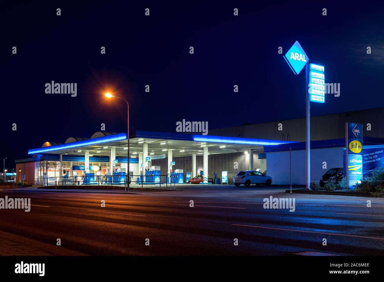 Station service Aral en Cuxhaven, Allemagne. Leman est une marque de carburants automobiles et stations-service, présent en Allemagne et au Luxembourg. Leman est administré par BP Banque D'Images